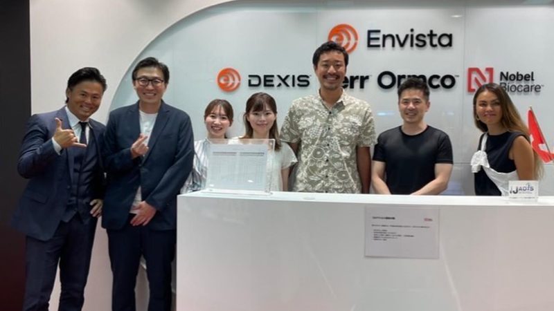 ノーベルバイオケア社のインプラントセミナーを受講した際の記念写真