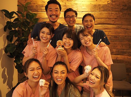 ローカルズ歯科クリニックの院長とスタッフの集合写真